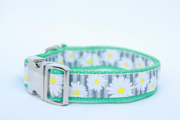 Halsband Blütenzauber grau