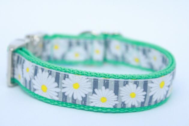 Halsband Blütenzauber grau