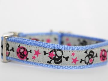 Halsband Stars & Skulls, grau